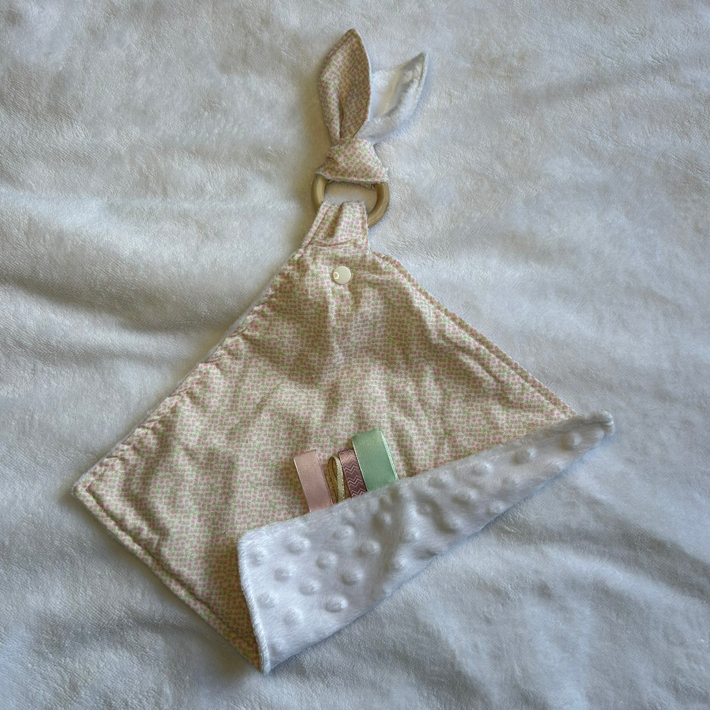 Doudou plat avec hochet et attache tétine