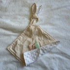 Doudou plat avec hochet et attache tétine