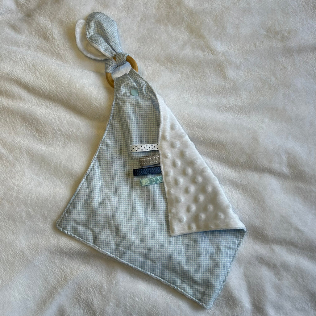 Doudou plat avec hochet et attache tétine
