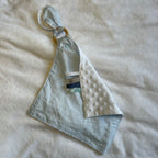 Doudou plat avec hochet et attache tétine