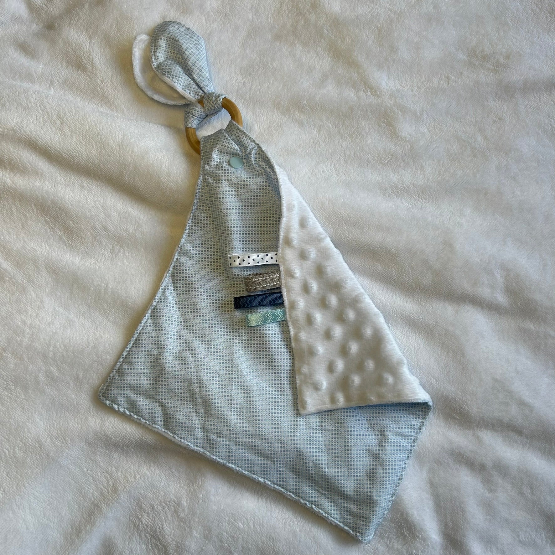 Doudou plat avec hochet et attache tétine