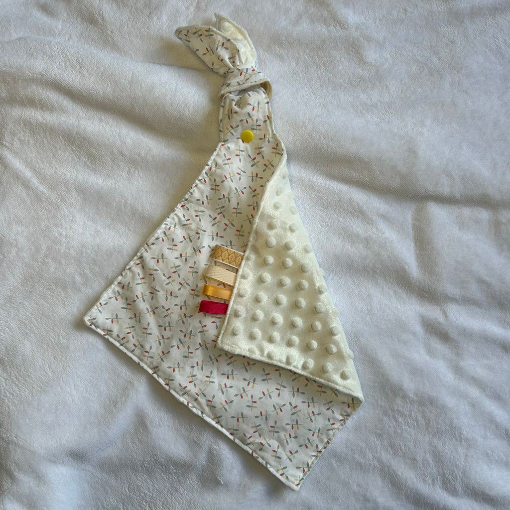 Doudou plat avec hochet et attache tétine