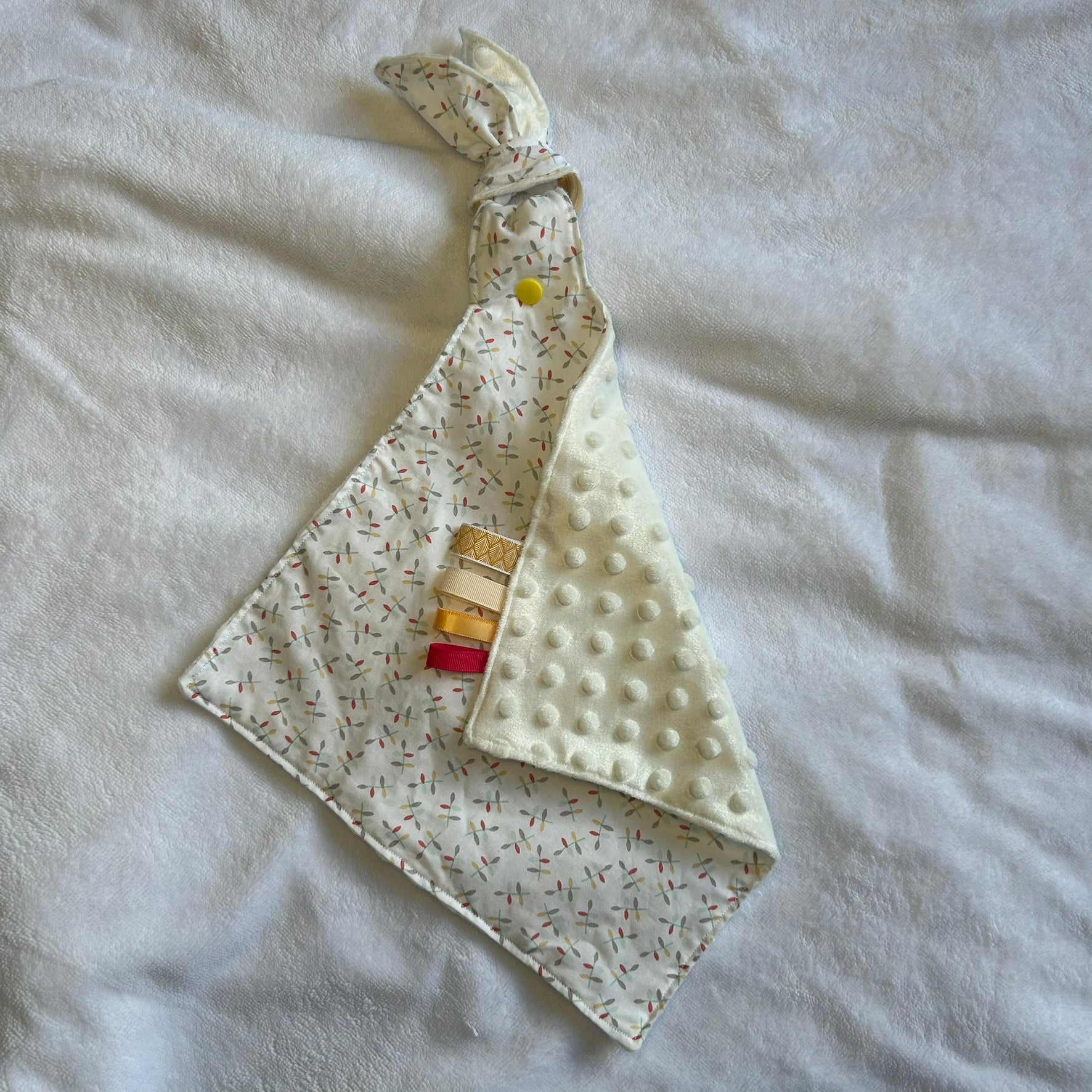 Doudou plat avec hochet et attache tétine