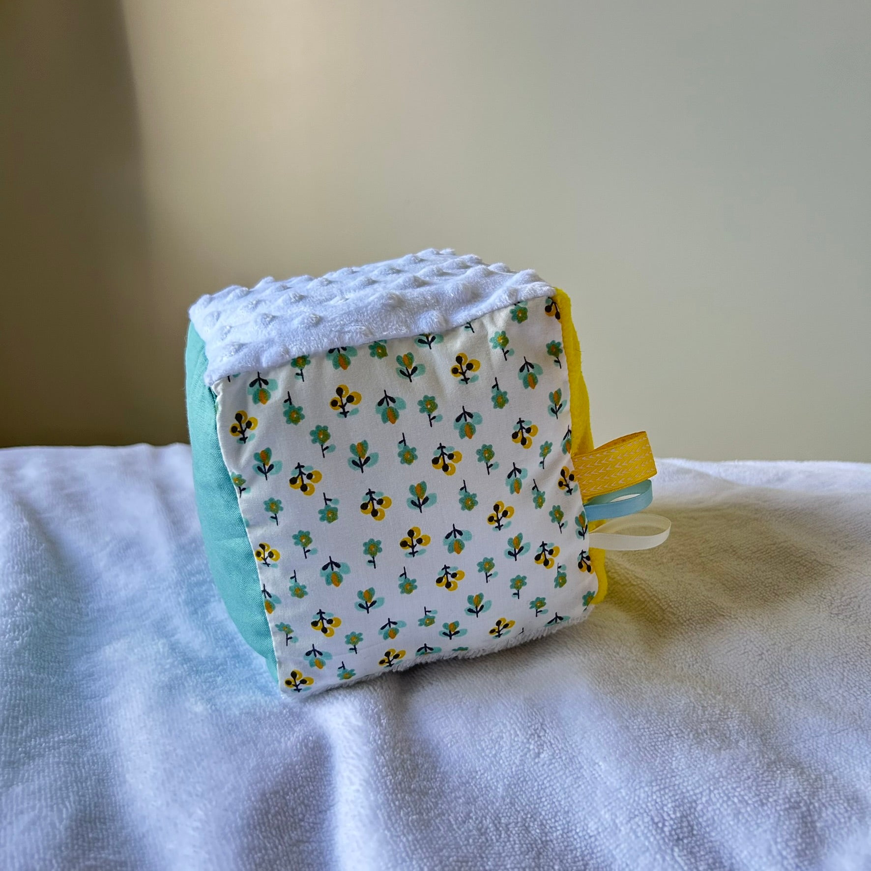 Cube de préhension sensoriel
